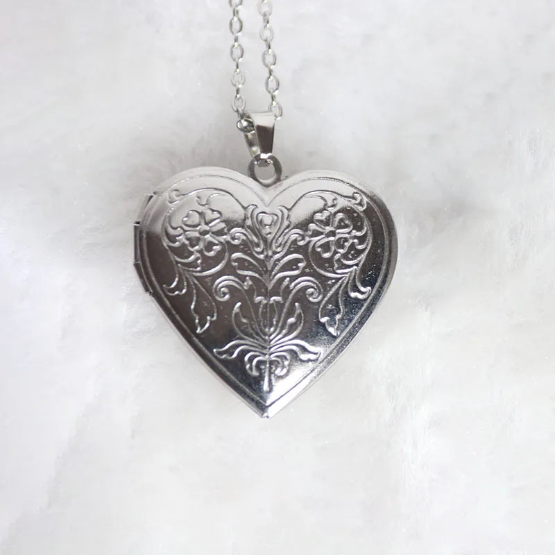 ENGRAVED HEART NECKLACE