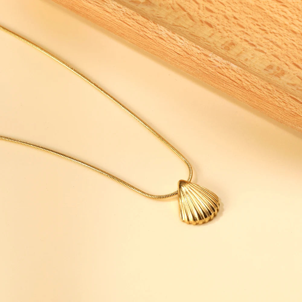 SHELLISH NECKLACE