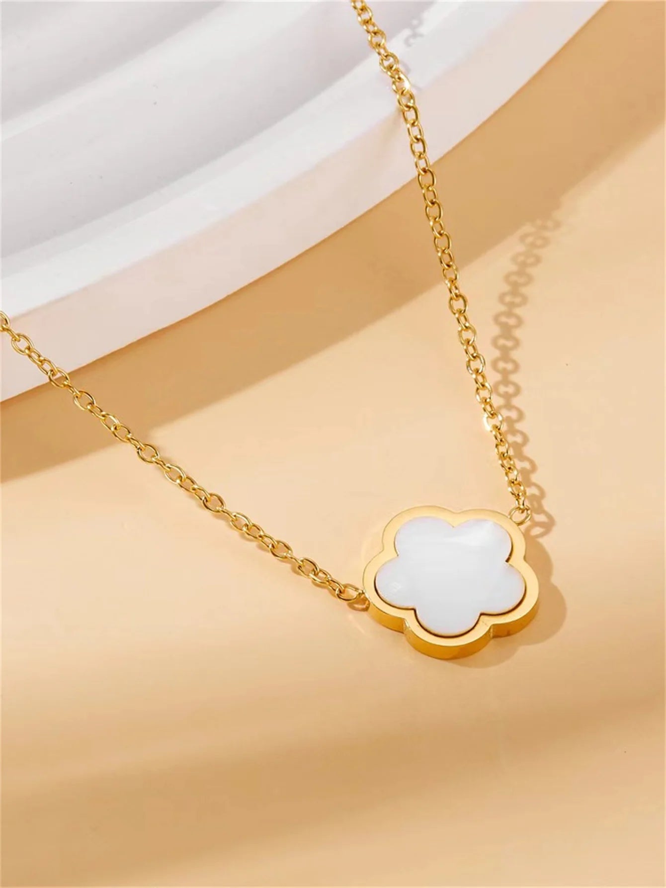 FLOWER OF PEARL NECKLACE