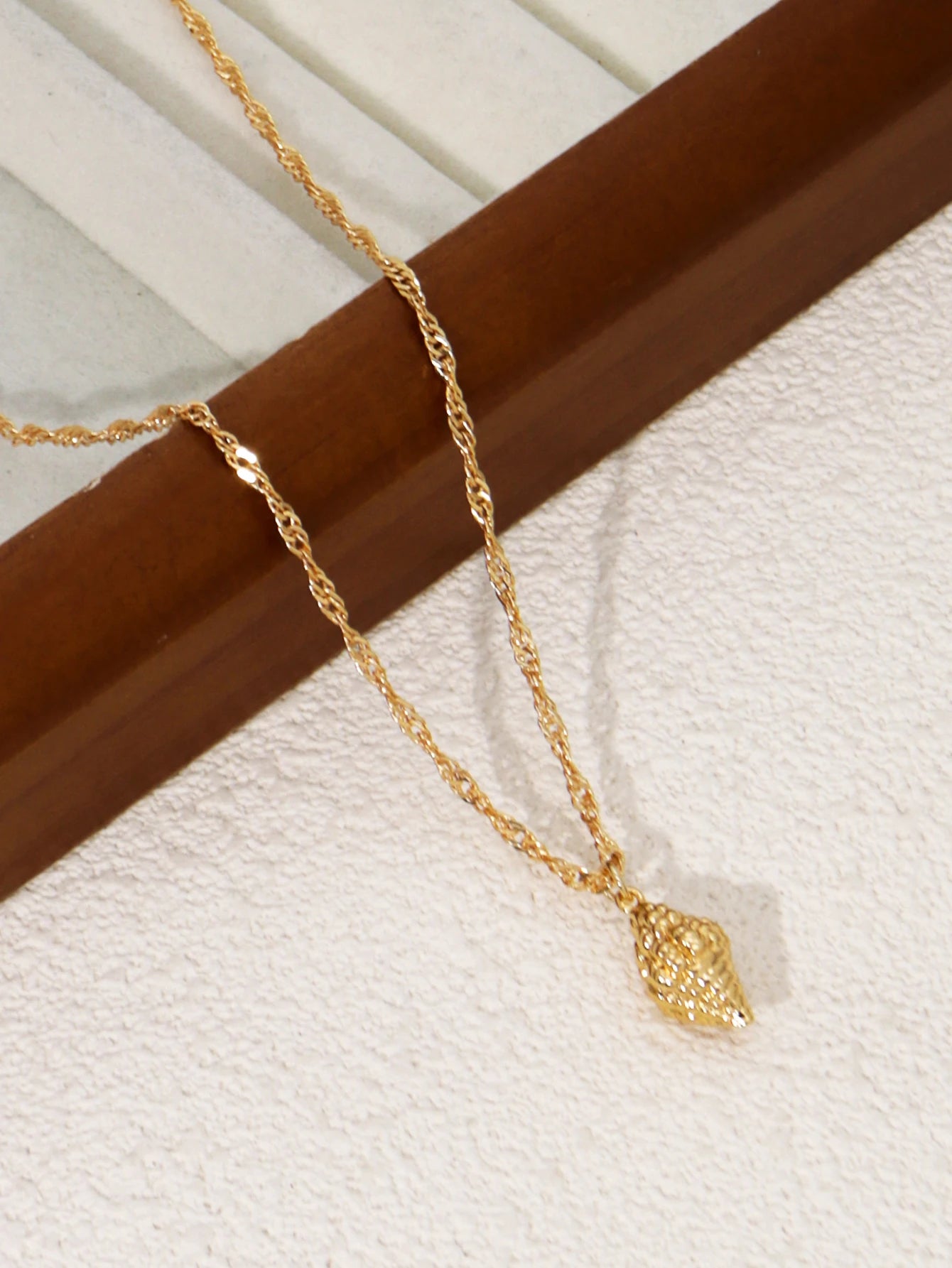 SANDY SHINNY SHELL NECKLACE