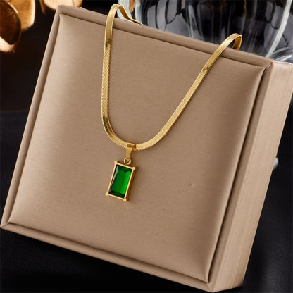 GREEN SAQUARE NECKLACE