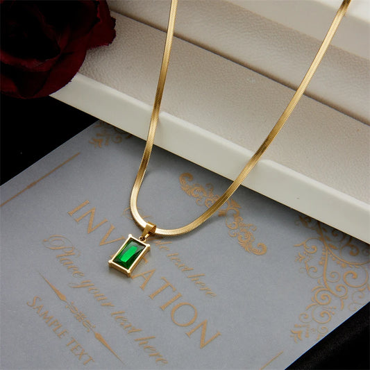 GREEN SAQUARE NECKLACE